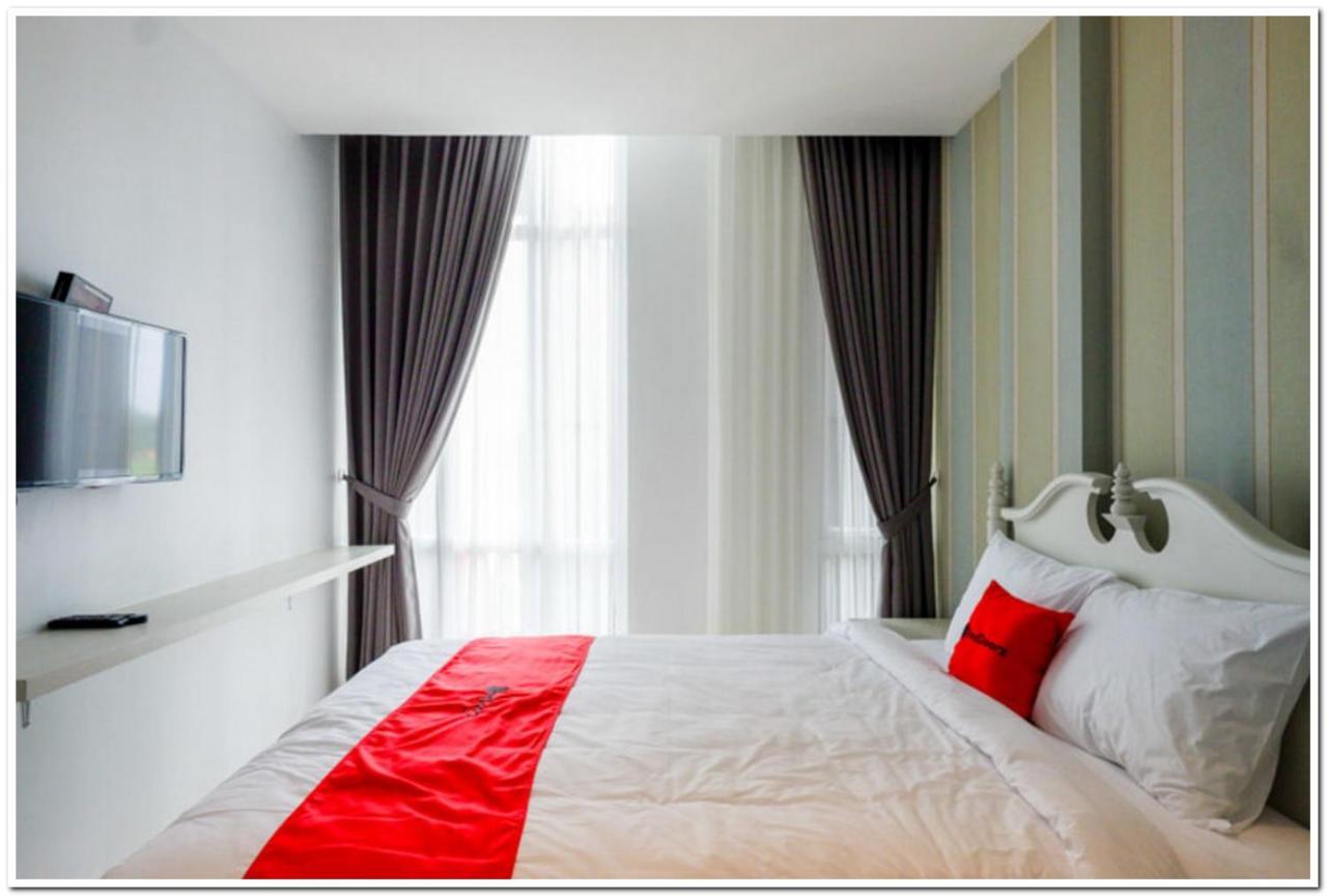RedDoorz Plus @ Madukoro Raya Semarang Bagian luar foto