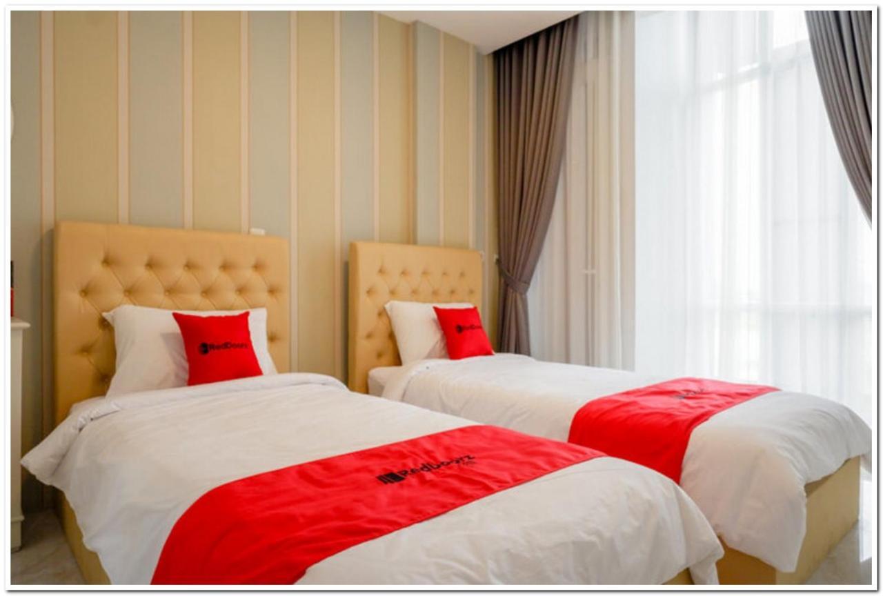 RedDoorz Plus @ Madukoro Raya Semarang Bagian luar foto