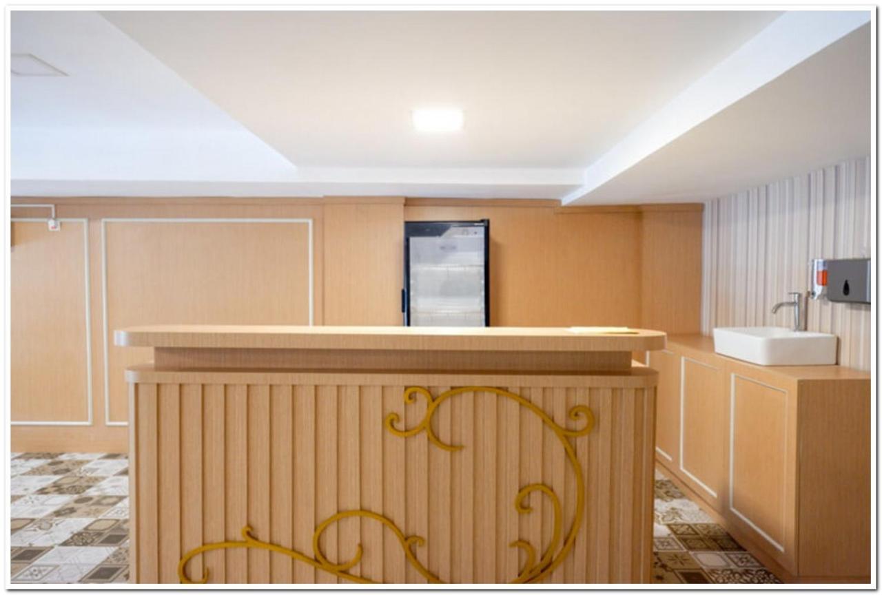 RedDoorz Plus @ Madukoro Raya Semarang Bagian luar foto