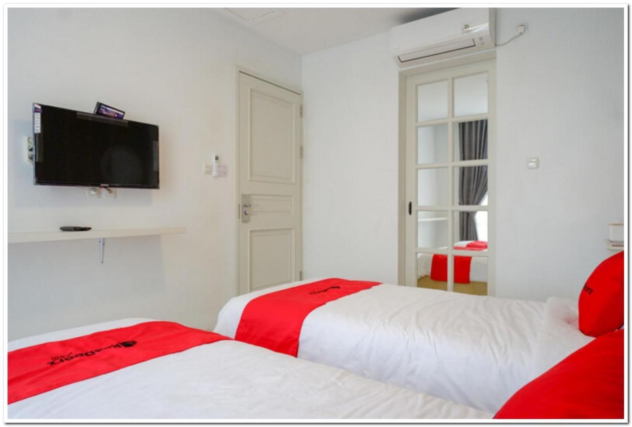RedDoorz Plus @ Madukoro Raya Semarang Bagian luar foto