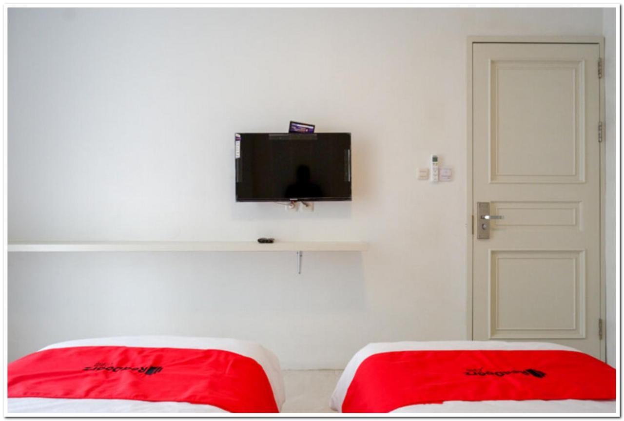 RedDoorz Plus @ Madukoro Raya Semarang Bagian luar foto