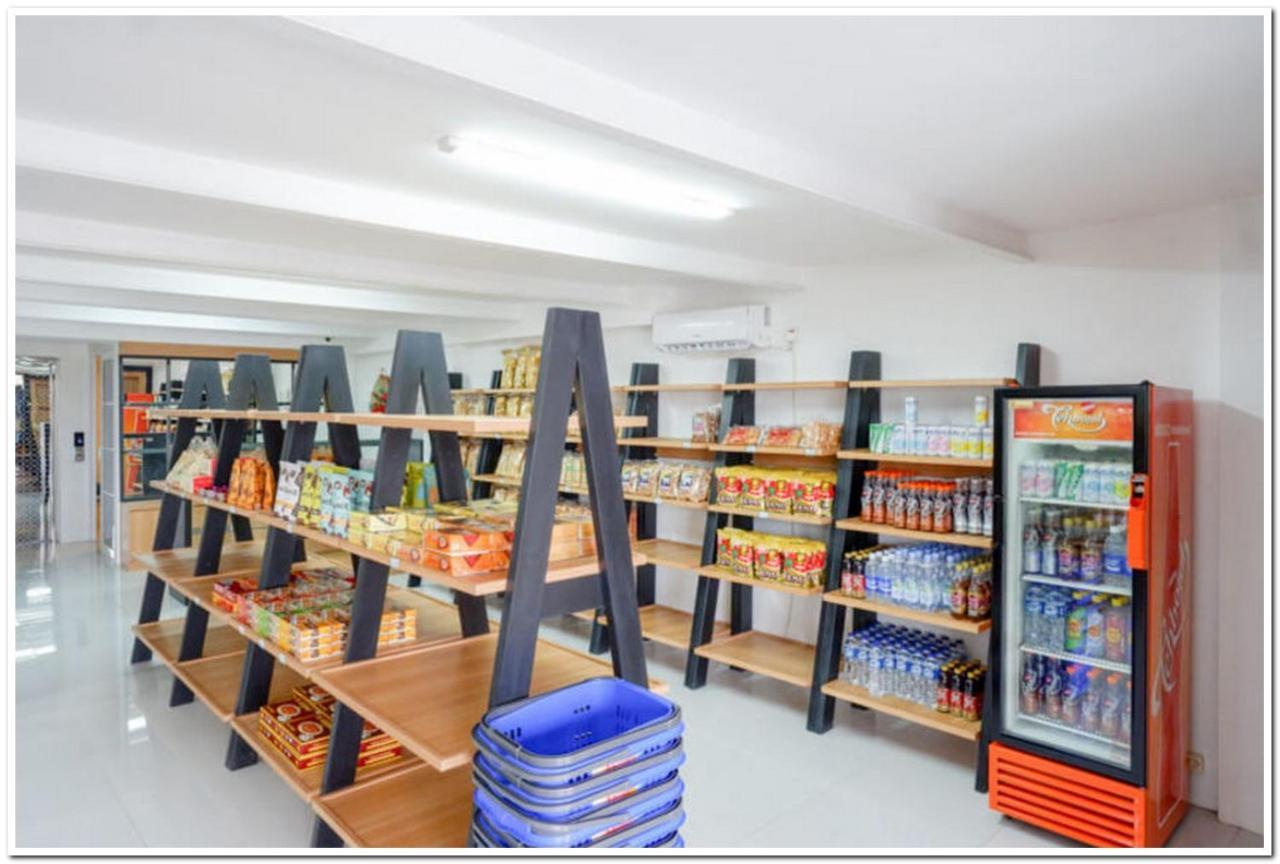 RedDoorz Plus @ Madukoro Raya Semarang Bagian luar foto