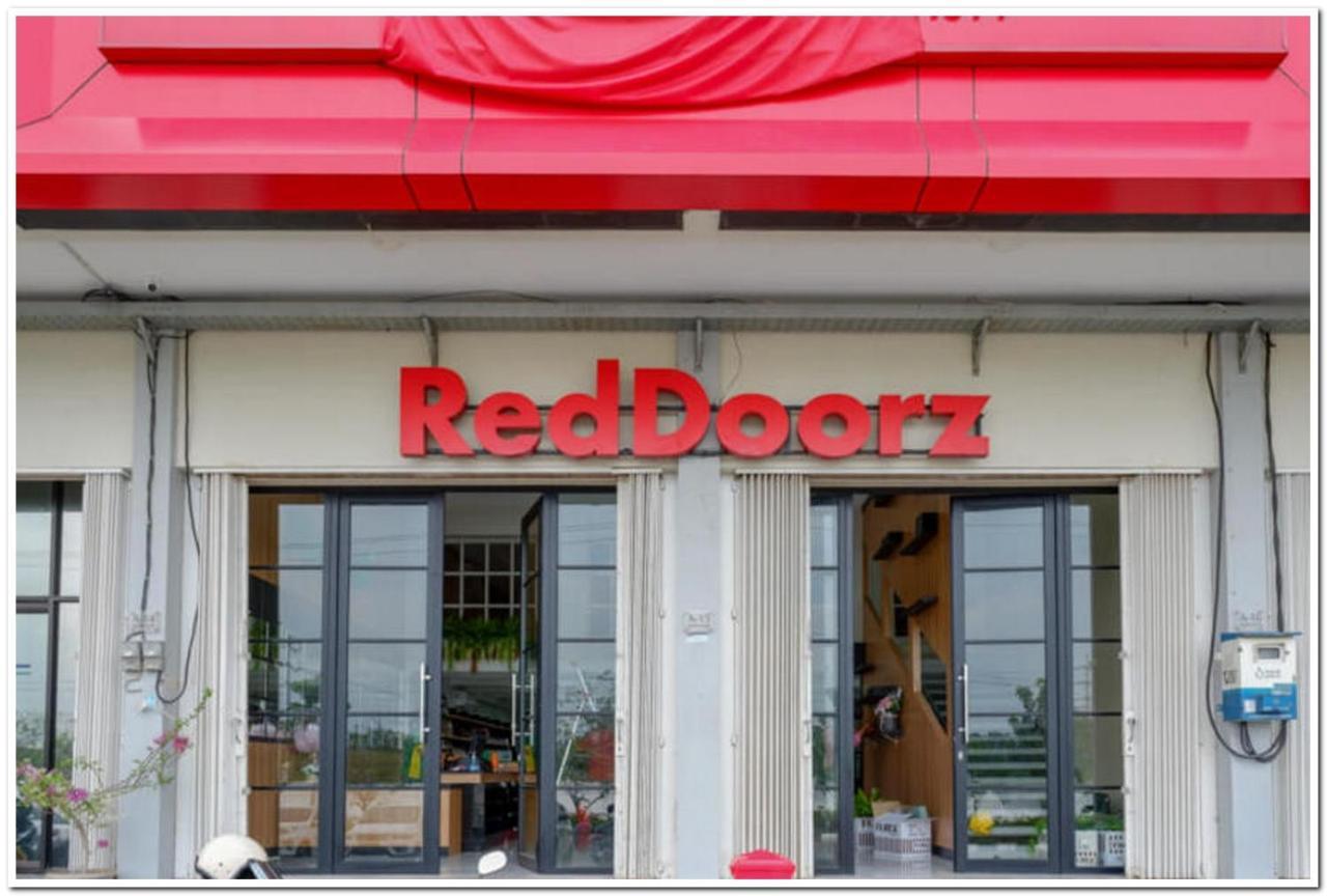 RedDoorz Plus @ Madukoro Raya Semarang Bagian luar foto
