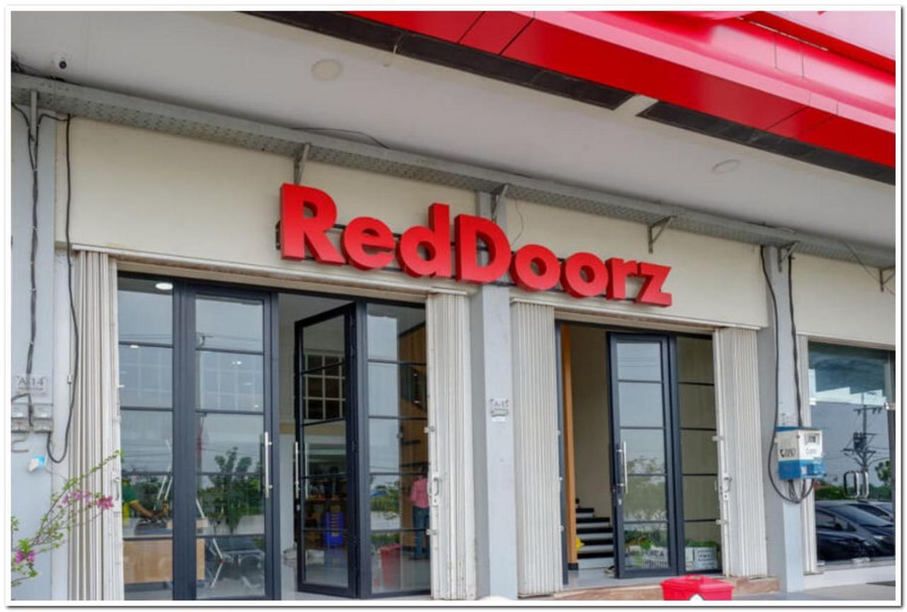 RedDoorz Plus @ Madukoro Raya Semarang Bagian luar foto